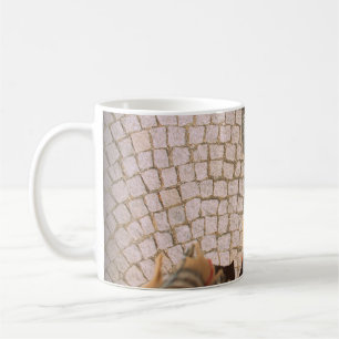 Zwei Personen, die vor einander stehend sind, Foto Kaffeetasse