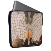 Zwei Personen, die vor einander stehend sind Foto Laptopschutzhülle (Vorne Rechts)