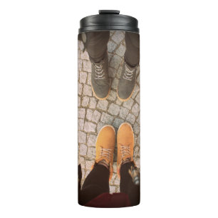 Zwei Personen, die vor einander stehend sind, Foto Thermosbecher