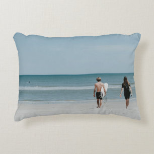 Zwei Personen laufen an der Küste Dekokissen