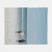 Zwei Personen laufen an der Küste Fleecedecke (Vorderseite (Horizontal))
