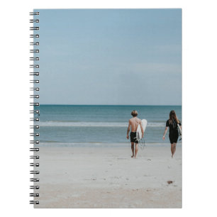 Zwei Personen laufen an der Küste Notizblock