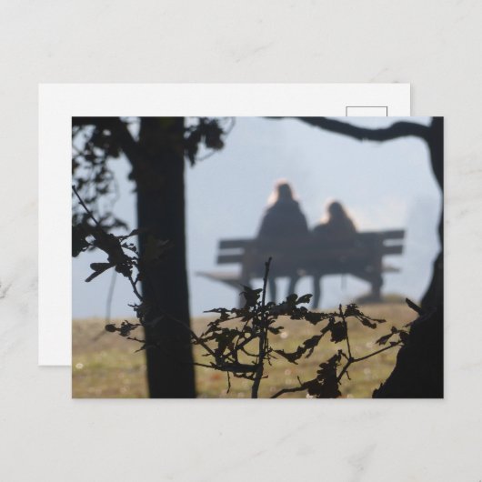 Zwei Personen sitzen auf der DIY-Bänke Postkarte (Vorne/Hinten)