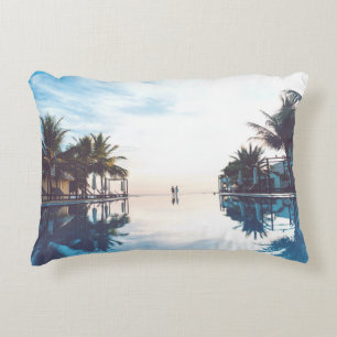 Zwei Personen stehend am Pool Dekokissen