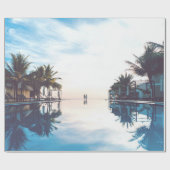 Zwei Personen stehend am Pool Geschenkpapier (Flach)