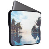 Zwei Personen stehend am Pool Laptopschutzhülle (Vorne Rechts)