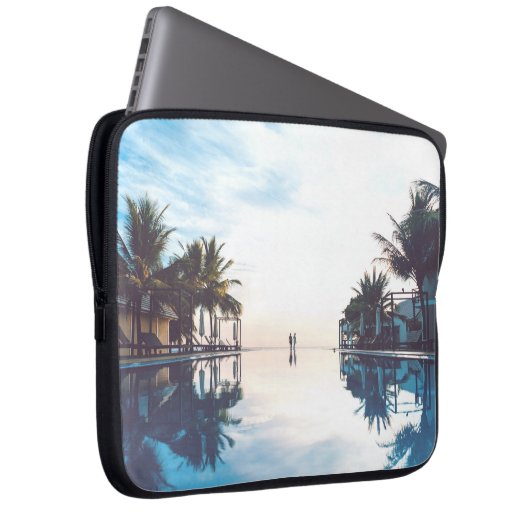 Zwei Personen stehend am Pool Laptopschutzhülle (Vorne Rechts)