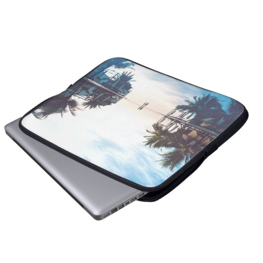 Zwei Personen stehend am Pool Laptopschutzhülle (Vorne Knopf)