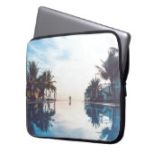 Zwei Personen stehend am Pool Laptopschutzhülle (Vorderseite Links)