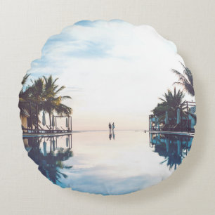 Zwei Personen stehend am Pool Rundes Kissen