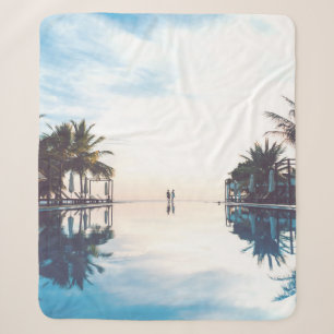 Zwei Personen stehend am Pool Sherpadecke