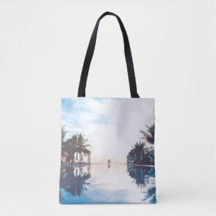 Zwei Personen stehend am Pool Tasche