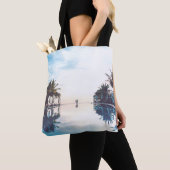 Zwei Personen stehend am Pool Tasche (Von Nahem)