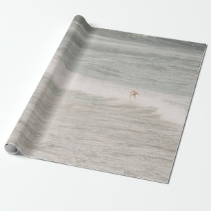 ZWEI PERSONEN SURFEN AUF MEERESWELLEN BEI TAGESLIC GESCHENKPAPIER