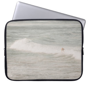 ZWEI PERSONEN SURFEN TÄGLICH AUF MEERESWELLEN LAPTOPSCHUTZHÜLLE
