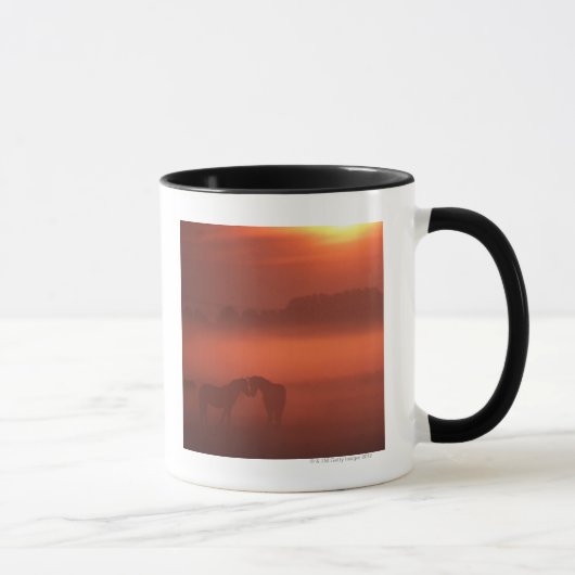 Zwei Pferde am Sonnenuntergang Tasse (Rechts)