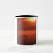 Zwei Pferde am Sonnenuntergang Zweifarbige Tasse (Mittel)