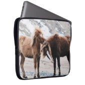 ZWEI PFERDE AUF DEM FELD LAPTOPSCHUTZHÜLLE (Vorne Rechts)