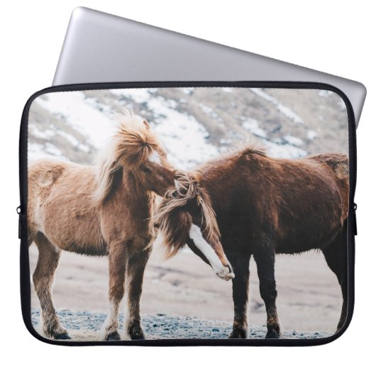 ZWEI PFERDE AUF DEM FELD LAPTOPSCHUTZHÜLLE (Vorderseite)