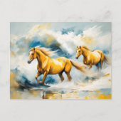 Zwei Pferde galoppieren durch das flache Wasser Postkarte (Vorderseite)