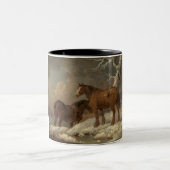 Zwei Pferde im Schnee (Winterlandschaft) Zweifarbige Tasse (Mittel)