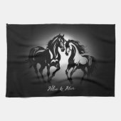 Zwei Pferde in der Liebe Schwarz-weißes Pferdefreu Geschirrtuch (Horizontal)