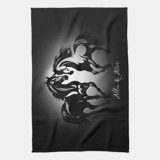 Zwei Pferde in der Liebe Schwarz-weißes Pferdefreu Geschirrtuch (Vertikal)
