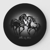 Zwei Pferde in der Liebe Schwarz-weißes Pferdefreu Große Wanduhr (Vorderseite)