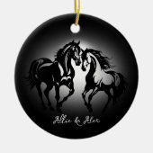 Zwei Pferde in der Liebe Schwarz-weißes Pferdefreu Keramik Ornament (Vorne)