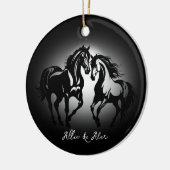 Zwei Pferde in der Liebe Schwarz-weißes Pferdefreu Keramik Ornament (Links)