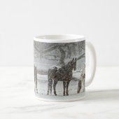 Zwei Pferde in Schneeweide im sanften Schneefall Kaffeetasse (VorderseiteRechts)