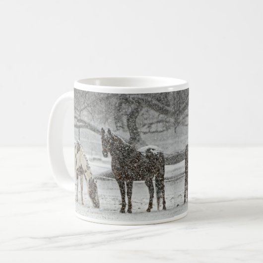 Zwei Pferde in Schneeweide im sanften Schneefall Kaffeetasse (Vorderseite Links)