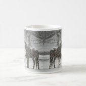 Zwei Pferde in Schneeweide im sanften Schneefall Kaffeetasse (Mittel)