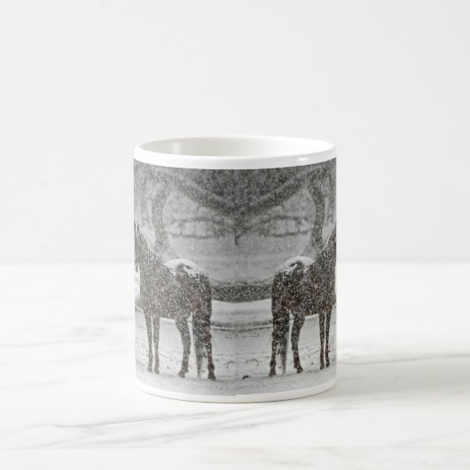 Zwei Pferde in Schneeweide im sanften Schneefall Kaffeetasse (Mittel)