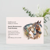 Zwei Pferde mit Feather Dekorationen Boho Geburtst Einladung (Stehend Vorderseite)