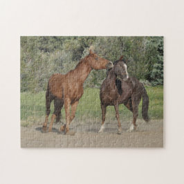 Zwei Pferde spielen Puzzle
