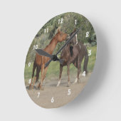 Zwei Pferde spielen Runde Wanduhr (Winkel)