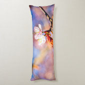 Zwei Phantastische Sakura-Blume. Rosa, blauer Hint Seitenschläferkissen (Rückseite (Vertikal))