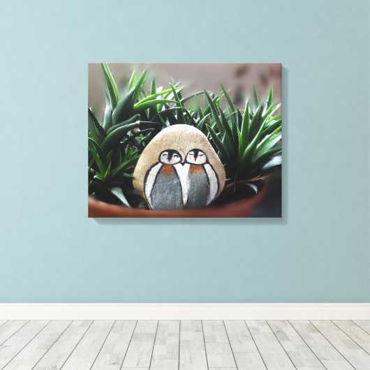 Zwei Pinguine dekorativer Stein in Pot Single Prin Leinwanddruck (Insitu (Holzboden))