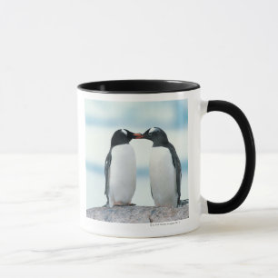 Zwei Pinguine, die Schnäbel berühren Tasse