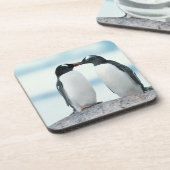 Zwei Pinguine, die Schnäbel berühren Untersetzer (Linke Seite)