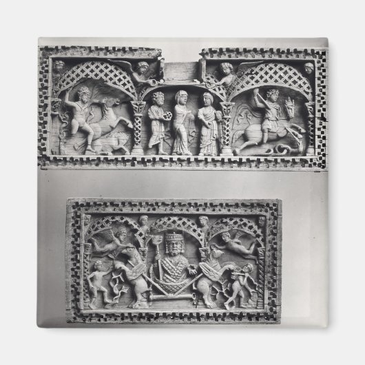 Zwei Plaques aus der Brust Magnet (Vorne)