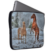 Zwei Ranch Pferde spielen im Schnee-Pferd-Foto Laptopschutzhülle (Vorne Rechts)