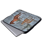 Zwei Ranch Pferde spielen im Schnee-Pferd-Foto Laptopschutzhülle (Vorne Knopf)