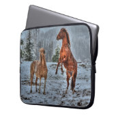 Zwei Ranch Pferde spielen im Schnee-Pferd-Foto Laptopschutzhülle (Vorderseite Links)