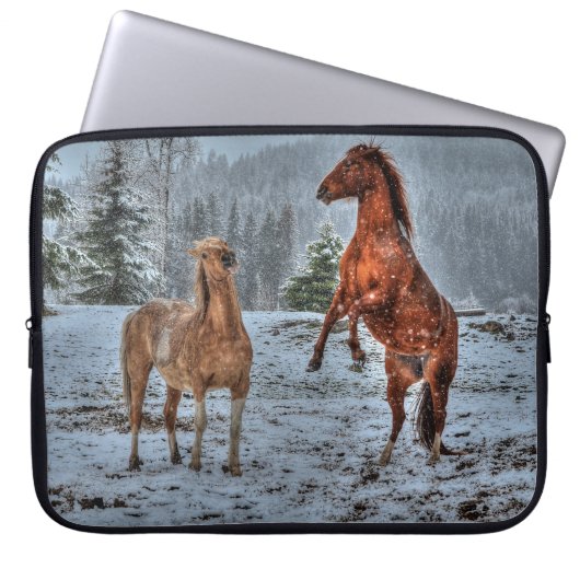 Zwei Ranch Pferde spielen im Schnee-Pferd-Foto Laptopschutzhülle (Vorderseite)