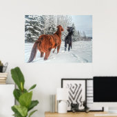 Zwei Ranch-Pferde spielen im Winterschnee III Poster (Heimbüro)