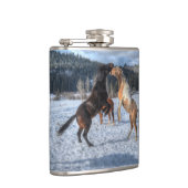 Zwei Ranch-Pferde spielen im Winterschnee IV Flachmann (Rechts)