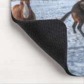 Zwei Ranch-Pferde spielen im Winterschnee IV Mousepad (Ecke)