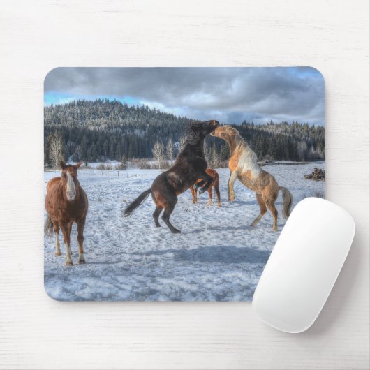 Zwei Ranch-Pferde spielen im Winterschnee IV Mousepad (Mit Mouse)